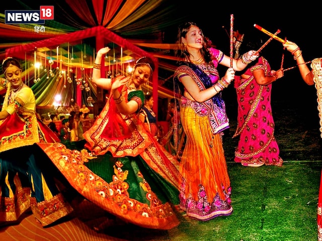 नवरात्रि पर फेमस है गरबा और डांडिया, जानें दोनों के बीच का सही अंतर नवरात्रि पर फेमस है गरबा और डांडिया, जानें दोनों के बीच का सही अंतर