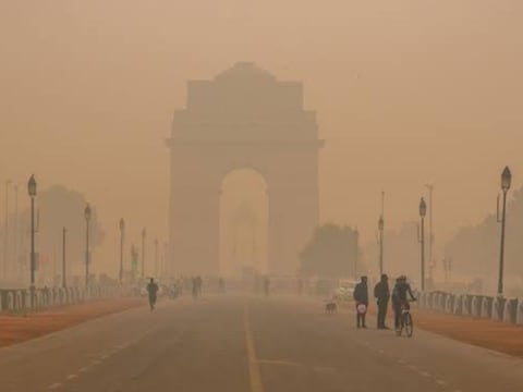 जमकर हुई आतिशबाजी ,दिल्ली में सामान्य से 10 गुना अधिक प्रदूषित हुई वायु, NCR का भी बुरा हाल
