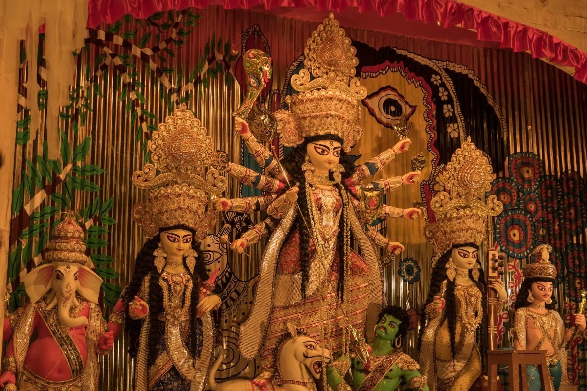 Durga Puja 2022: दुर्गा पूजा के पंडाल में मां दुर्गा के साथ हर मूर्ति का है  खास महत्व, जानें - durga puja 2022 know why other deities idols keep with  maa durga