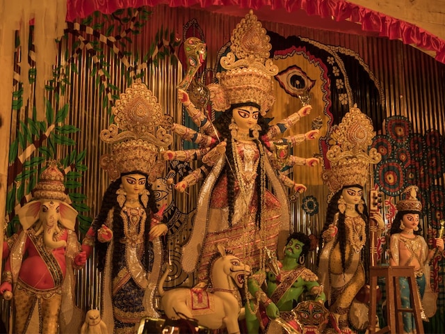 प. बंगाल में ₹40,000 करोड़ का है दुर्गा पूजा कारोबार, लाखों को मिलता है रोजगार प. बंगाल में ₹40,000 करोड़ का है दुर्गा पूजा कारोबार, लाखों को मिलता है रोजगार