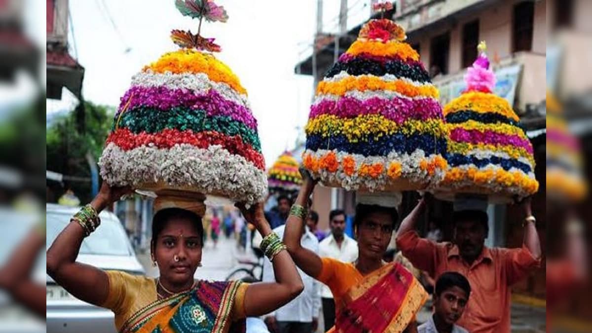 Telangana Flowers Festival: लोकपर्व बतुकम्मा आज से शुरू जानें इसकी प्राचीनता और परंपरा