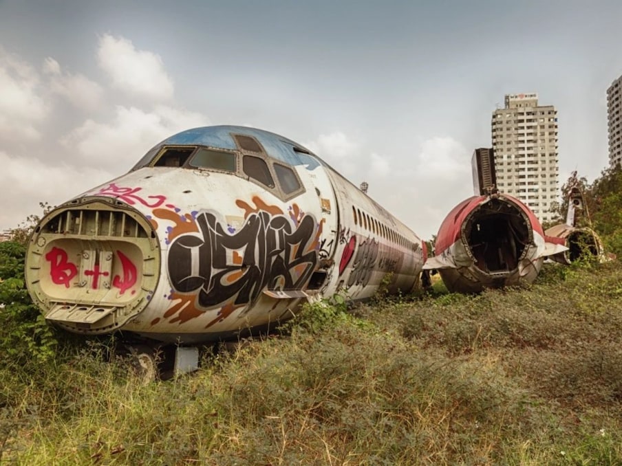 बैंकॉक (Bangkok) के पूर्व में एक खुला मैदान है जहां प्लेन्स (planes graveyard) को खराब होने के बाद रखा जाता है. इसे प्लेनों का कब्रिस्तान कहते हैं. अब के वक्त में ये जगह टूरिस्ट स्पॉट बनती जा रही है. (फोटो: Barcroft Media via The Sun)