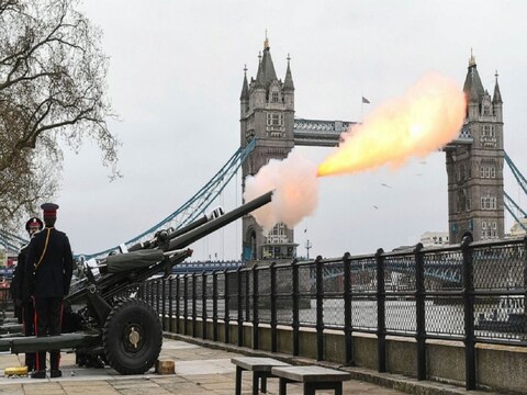 लंदन के टॉवर ब्रिज के पास क्‍वीन एलिजाबेथ की याद में तोपें गरजीं. ( फोटो AP)