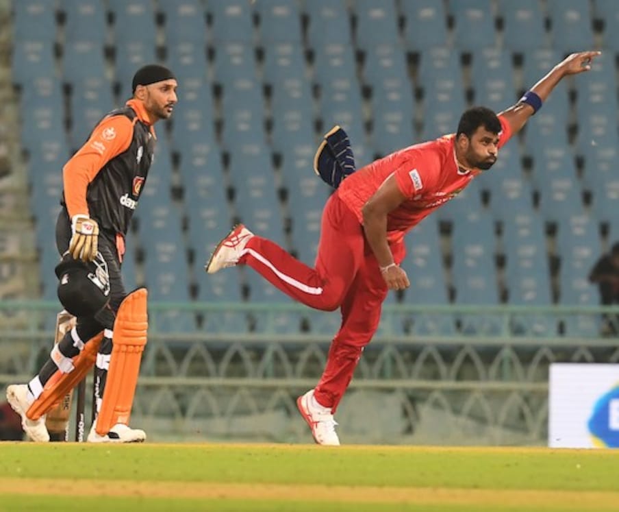  गुजरात ने टॉस जीतकर पहले गेंदबाजी करते हुए लगातार अंतराल पर मणिपाल के विकेट चटकाए. पिछले मैच के हीरो रहे लोकल ब्वॉय मोहम्मद कैफ (24) ने एक अन्य लोकल ब्वॉय रविकांत शुक्ला (32) के साथ मिलकर अर्धशतकीय साझेदारी कर हालात को संभालने की कोशिश की लेकिन वे नाकाम रहे.