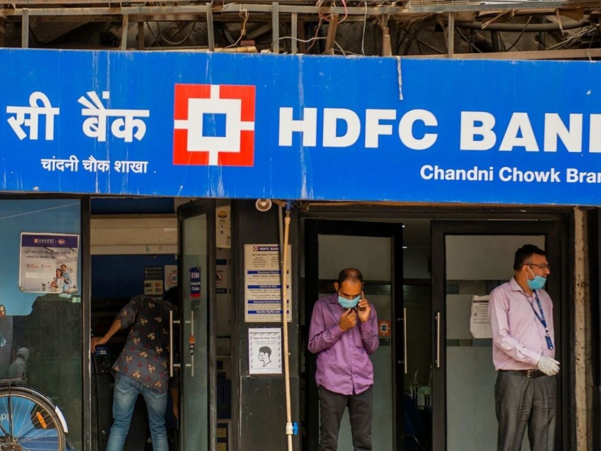  HDFC Bank- इसे 1840 रुपये के टारगेट प्राइस के साथ खरीदने की सलाह दी गई है. इसकी मौजूदा कीमत 1446 रुपये है. ब्रोकरेज को उम्मीद है कि ये शेयर 28 फीसदी तक ऊपर चढ़ सकता है. कंपनी ने 5 साल में 58 फीसदी का रिटर्न दिया है.