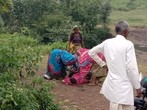इतलाम के इस आदिवासी गांव में इस तरह सड़क पर कराना पड़ा गर्भवती का प्रसव.