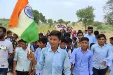 150 बच्चों ने हिला डाला सिस्टम को, तिरंगा लेकर 50 KM पैदल चलकर किया बड़ा काम