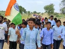 150 बच्चों ने हिला डाला सिस्टम को, तिरंगा लेकर 50 KM पैदल चलकर किया बड़ा काम