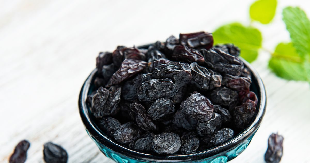 मुनक्का खाने से दूर हो सकती है कब्ज की समस्या, जानें इसके अन्य सेहत लाभ