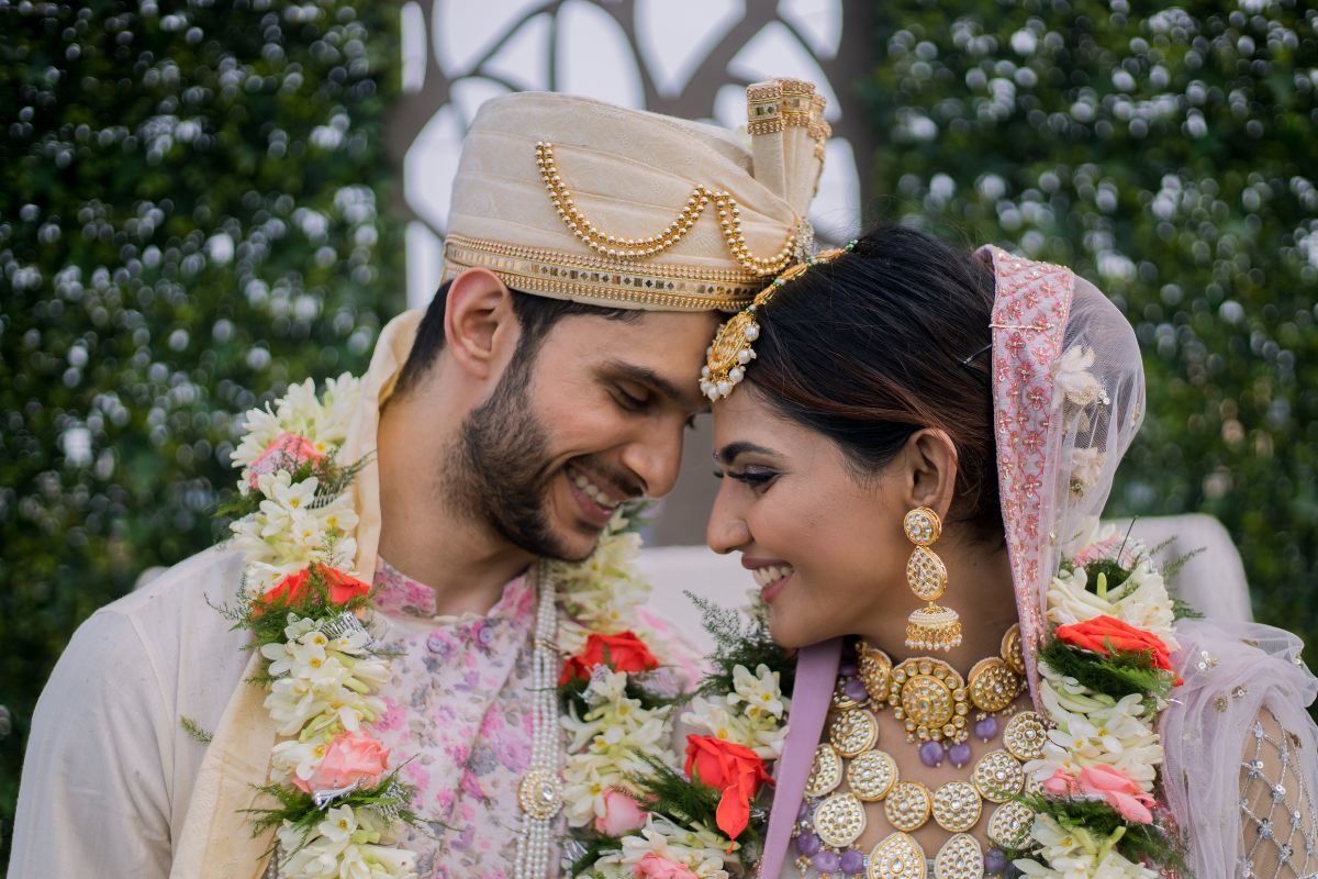 Indian newlywed couple posing Stock Photo - Alamy