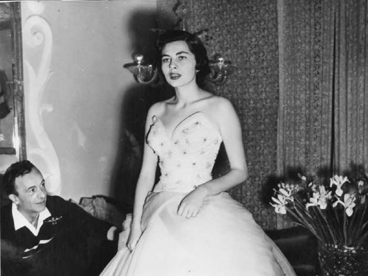  बिसनेस इनसाइडर की रिपोर्ट के मुताबिक, 1953 में महारानी सोरया जो ईरानी शाही परिवार से थी, उन्होंने इटली में अपने फैशन डिजाइनर एमिलियो शुबेरथ के स्टूडियो में एक वेस्टर्न गाउन को पहन कर पोज भी दिया. ईरान तब इतना मॉडर्न था जब वहां कि महिलाए ऑफ नेक का गाउन भी पहन सकती थी.