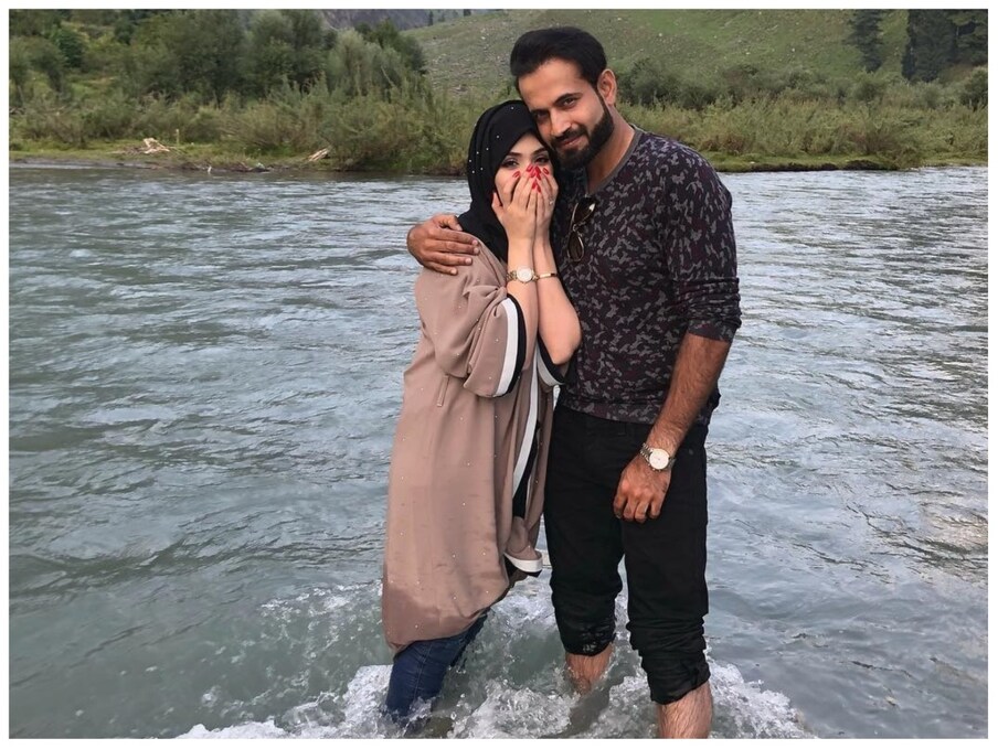  इरफान पठान अक्सर सोशल मीडिया पर अपनी पत्नी और बच्चों के साथ तस्वीरें शेयर करते रहते हैं. इरफान द्वारा शेयर की गई तस्वीरों में सफा का चेहरा हमेशा छिपा रहता है. इस कारण से इरफान और सफा कई बार सोशल मीडिया ट्रोलर्स के निशाने पर भी आ चुके हैं. (Irfan Pathan/Instagram)