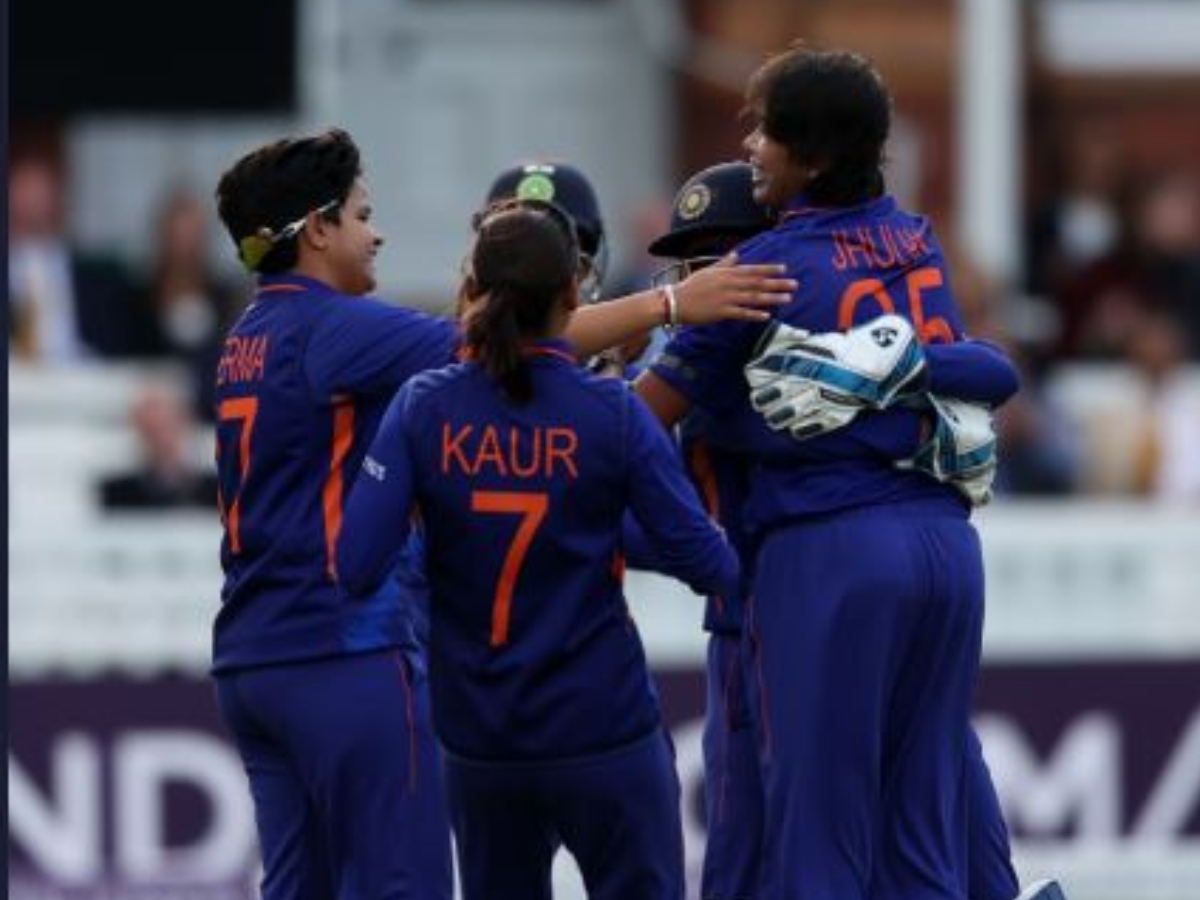 भारतीय महिला टीमने इंग्लैंड के खिलाफ 3 मैचों की वनडे सीरीज 3-0 से जीती. (@BCCIWomen) 
