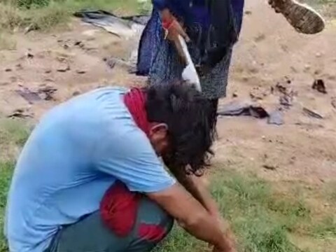 Jalaun Viral Video: युवती ने शोहदे  से की पिटाई 