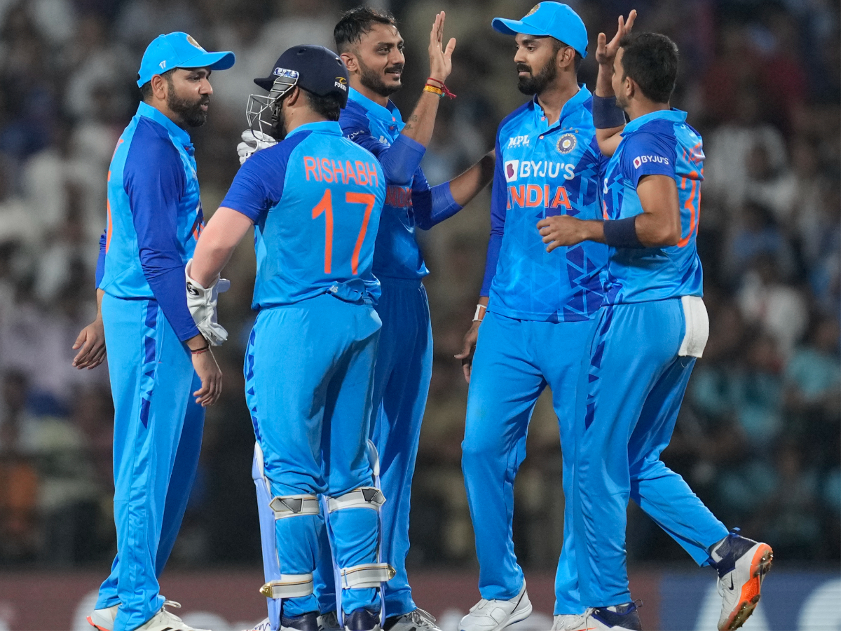  रोहित शर्मा (Rohit Sharma) की अगुआई में टीम इंडिया टी20 वर्ल्ड कप में उतरेगी. 16 अक्टूबर से ऑस्ट्रेलिया में होने वाले टूर्नामेंट के लिए 15 सदस्यीय भारतीय टीम घोषित हो चुकी है. ऑलराउंडर रवींद्र जडेजा (Ravindra Jadeja) चोट के कारण बाहर हो गए हैं. (AP)