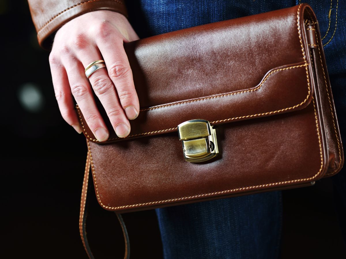 अपने लैदर बैग की इस तरह करें देखभाल, हमेशा रहेगा नए जैसा - how to take care  of leather bags at home pra – News18 हिंदी