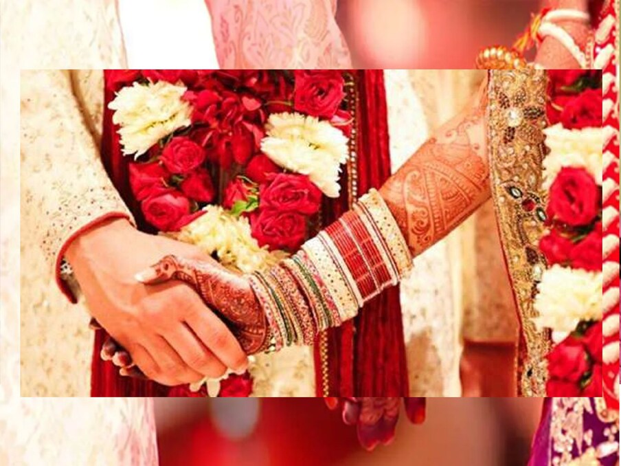  पुलिस के ऑपरेशन तलाश में खुले इस राज से ससुरालवालों का न सिर्फ बदसूरत चेहरा सामने आया है बल्कि यह एक बार और साबित हुआ कि मोहब्बत की कायल जिंदगी के सामने धर्म और मजहब की दीवारें भी टिक नहीं पातीं. पुलिस की जांच में खुलासा हुआ कि प्रिया बनी सकीना अपने पूर्व ससुराल से 33 किलोमीटर दूर अपने दूसरे पति पंकज के साथ राजी खुशी रह रही है. 