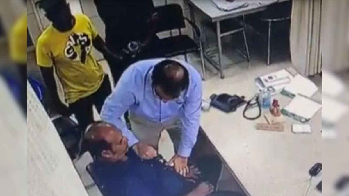 क्लीनिक में बैठे मरीज को आया हार्ट अटैक तो डॉक्टर बना भगवान ऐसे बचाई जान देखें VIDEO