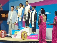 मीराबाई चानू ने कलाई में चोट के बावजूद वेटलिफ्टिंग में जीता गोल्ड