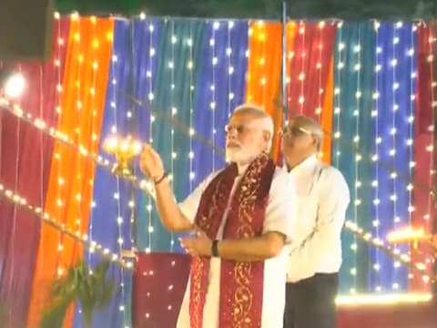 प्रधानमंत्री नरेंद्र मोदी ने गुजरात के बनासकांठा में गब्बर तीर्थ में 'महा आरती' में हिस्‍सा लिया. 