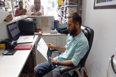  उन्होंने कहा कि अवसर मिला तो चांद पर अपनी जमीन देखने के लिए बेटे को वहां जाने का प्लान भी बना सकते हैं. इसके अलावा बेटे के दूसरे जन्म दिवस पर इससे भी बेहतर तोहफा देने का प्रयास करेंगे.