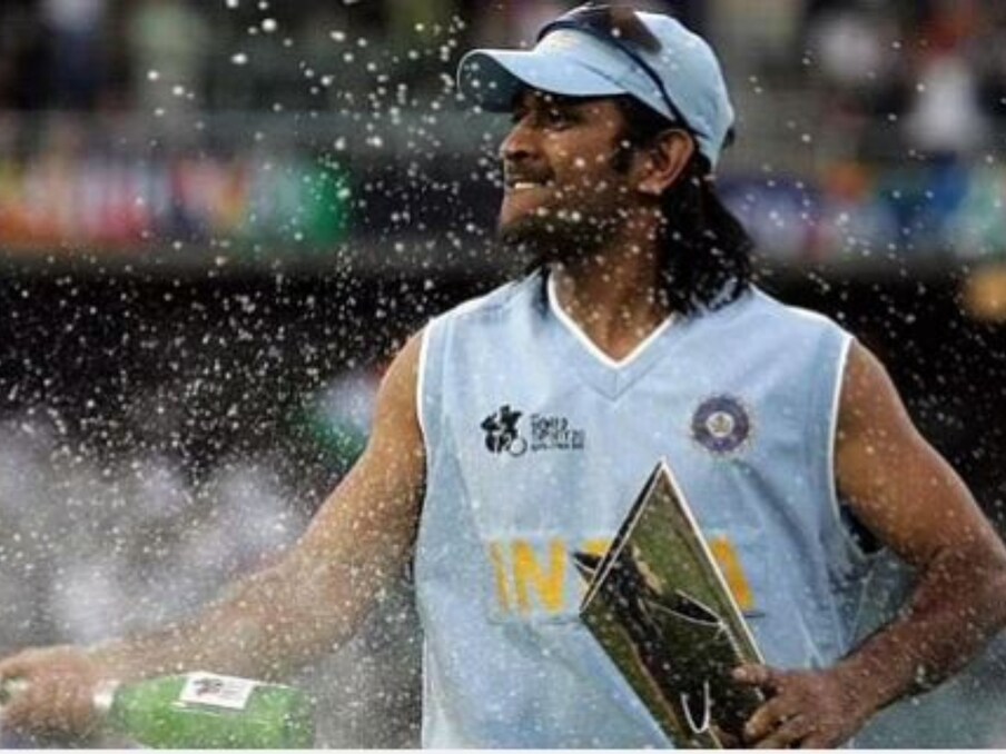 भारत के महान विकेटकीपर-बल्लेबाज महेंद्र सिंह धोनी ने मैच की अंतिम गेंद पर मुस्तफिजुर रहमान को शानदार ढंग से रन आउट किया था. इसी के साथ 2016 में बेंगलुरू में बांग्लादेश पर महज एक रन की जीत हासिल करने में उनकी मदद की थी. धोनी ने सिर्फ 2 सेकंड में मुस्तफिजुर रहमान को रन आउट किया था और इर रन आउट की चर्चा पूरी दुनिया में हुई थी.(PIC: AFP)
