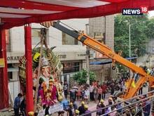 आगरा में क्रेन के मदद से गणपति की मूर्ति का विसर्जन, ड्रोन से हुई पुष्प वर्षा