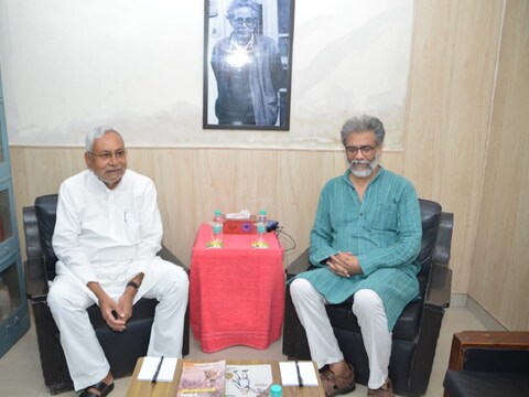 बिहार के मुख्‍यमंत्री नीतीश कुमार ने बुधवार को भाकपा-माले के महासचिव दीपांकर भट्टाचार्य से दिल्‍ली स्थित उनके आवास पर मुलाकात की. (न्‍यूज 18 हिन्‍दी) 