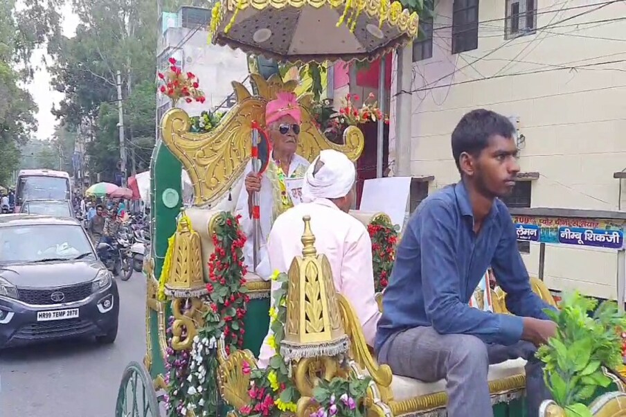  जिला प्रशासन को इसकी भनक लगी तो हड़कंप मच गया और बात सरकारी महकमों के अधिकारियों से लेकर बीजेपी के बड़े नेताओं तक जा पहुंची. बुजुर्ग दुलीचंद की बारात कैनाल रेस्ट हाउस में पहुंच गई और बीजेपी नेता मनीष ग्रोवर से जवाब मांगा कि आखिर उसकी पेंशन क्यों काटी गई है. मनीष ग्रोवर ने मौके पर अधिकारियों को बुलाया और जवाब मांगा तो फैमिली आईडी का कोई इश्यू बताया गया.