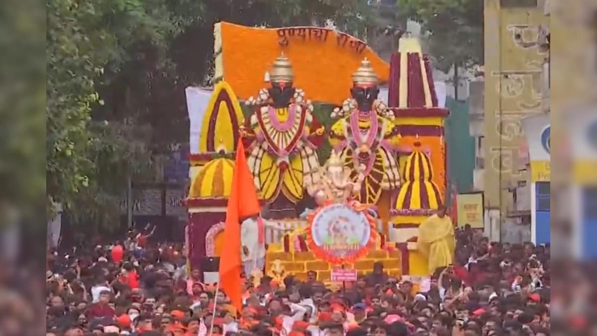 VIDEO: पुणे में गणेश प्रतिमा विसर्जन पर उमड़ा भक्ति का सैलाब हजारों की भीड़ रही