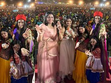 VIDEO: पीवी सिंधु ने नवरात्र के मौके पर अहमदाबाद में फैंस के साथ किया गरबा