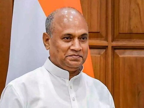 आरसीपी सिंह ने मुख्‍यमंत्री नीतीश कुमार पर तीखा हमला बोला है. (न्‍यूज 18 हिन्‍दी)