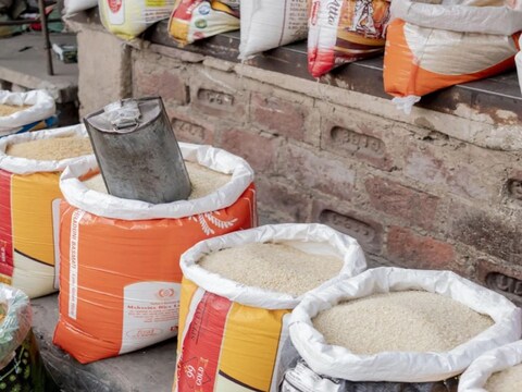 इस साल भारत में चावल का बुआई क्षेत्र कम हुआ है.
