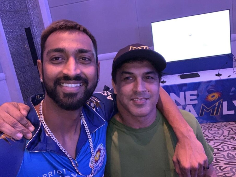 वनडे में डेब्यू के बाद रॉबिन सिंह ने करीब 9 साल बाद टीम इंडिया की तरफ से पहला टेस्ट मैच खेलने का मौका मिला. रॉबिन ने साल 1998 में भारत की तरफ से एकमात्र टेस्ट मैच खेला. इस मैच में जिम्बाब्वे के खिलाफ उन्होंने पहली पारी में 15 और दूसरी पारी में 12 रन बनाया. उन्हें कोई विकेट नहीं मिला. इस मुकाबले के साथ ही उन्होंने इतिहास में अपना नाम दर्ज करा लिया.वह भारत के लिए टेस्ट क्रिकेट खेलने वाले वेस्टइंडीज में पैदा हुए पहले खिलाड़ी बने.