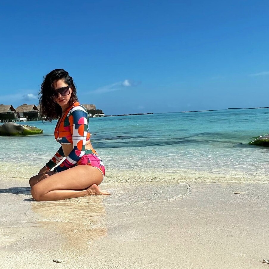  सनी को अपनी बिकिनी का डिजाइन बेहद पसंद आया. (फोटो साभारःtwitter@ Sunny Leone)