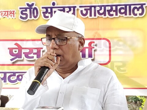 पटना में एक प्रेस वार्ता में मीडियाकर्मियों के सवालों का जवाब देते हुए डॉ संजय जायसवाल.