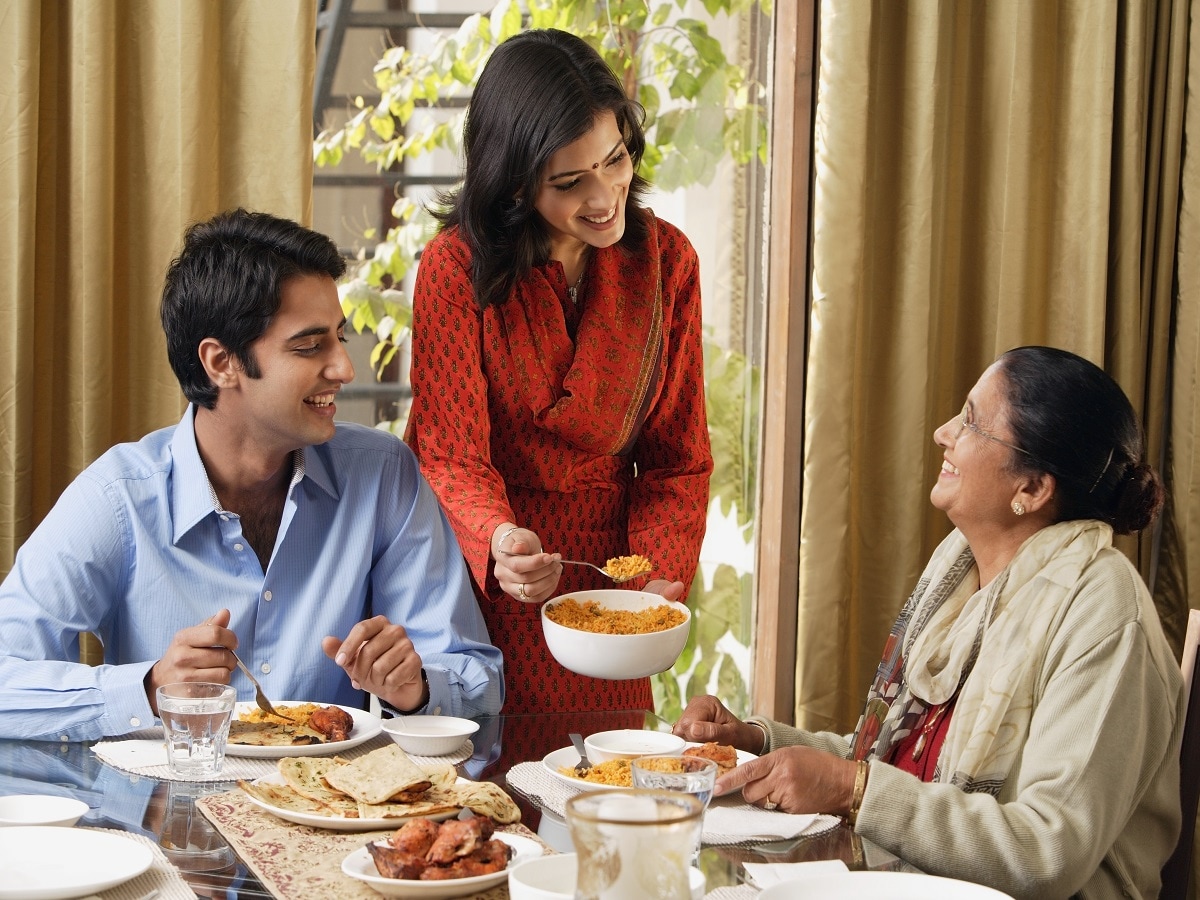 भोजन करते समय कहीं आप भी तो नहीं करते ये गलतियां?