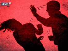 टीचर की हैवानियत: पत्नी को बेरहमी से पीटा, आधे कपड़े फाड़कर धूप में बिठाया