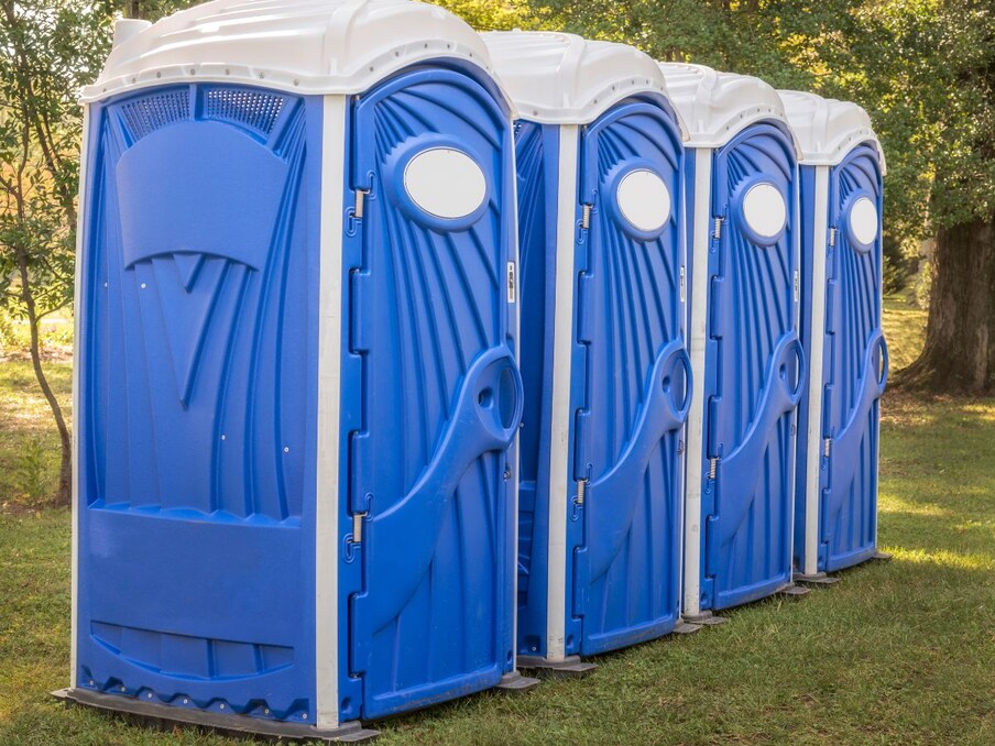  कई देशों में पोर्टेबल टॉयलेट क्लीनर (Portable toilet cleaner) होते हैं. दरअसल, बहुत सी जगहों पर ऐसे टॉयलेट होते हैं जिन्हें एक जगह से दूसरी जगह शिफ्ट किया जा सकता है. अब ये किसी टॉयलेट के टैंक या निकासी के अन्य साधनों से तो जुड़े नहीं होते. ऐसे में उन्हें साफ करने के लिए इन टॉयलेट क्लीनर की जरूरत पड़ती है जो हर दिन लोगों के मलों को साफ करते हैं. इन्हें भी साल का 47 लाख रुपये तक मिल जाता है मगर ये काम काफी घिनौना है. (प्रतीकात्मक फोटो: Canva)
