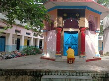 मुस्लिम शिक्षक पर छात्रा को पूजा का चंदन नहीं लगाने देने का आरोप, बढ़ा विवाद