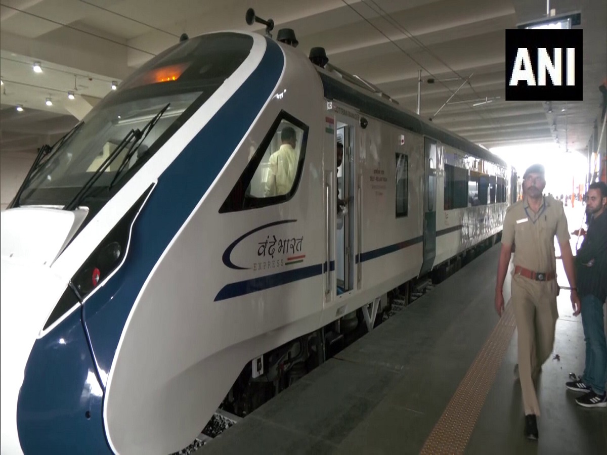  यह देश की तीसरी वंदे भारत ट्रेन है, अन्य दो नई दिल्ली-वाराणसी और नई दिल्ली-श्री माता वैष्णो देवी कटरा के बीच चलाई जा रही हैं. ट्रेन को स्टेनलेस स्टील से बनाया गया है, इसका वजन 392 टन है. वजन कम होने के कारण यात्री तेज रफ्तार में भी ज्यादा सहज महसूस करेंगे.