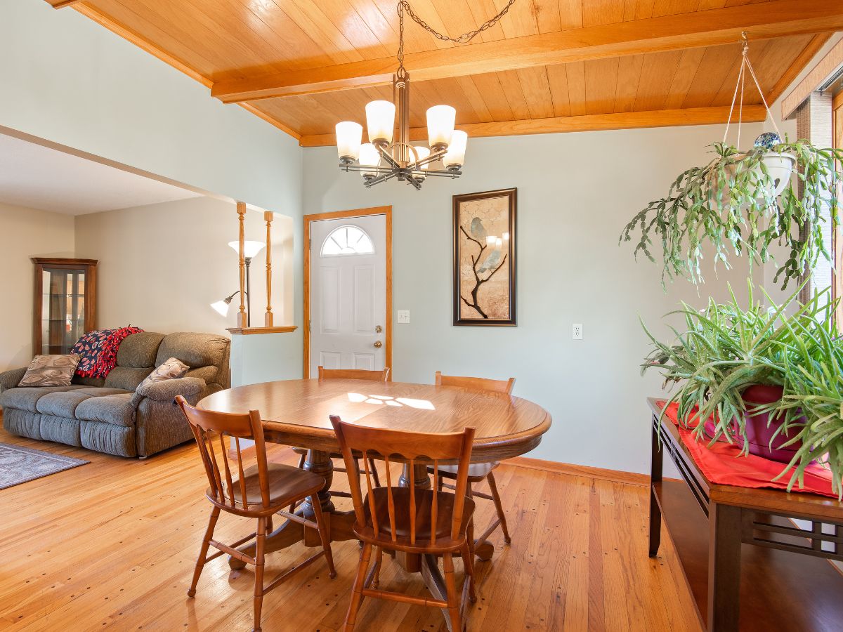 Vastu Tips किस दिशा में होनी चाहिए डाइनिंग टेबल? अन्नधन से जुड़ा है