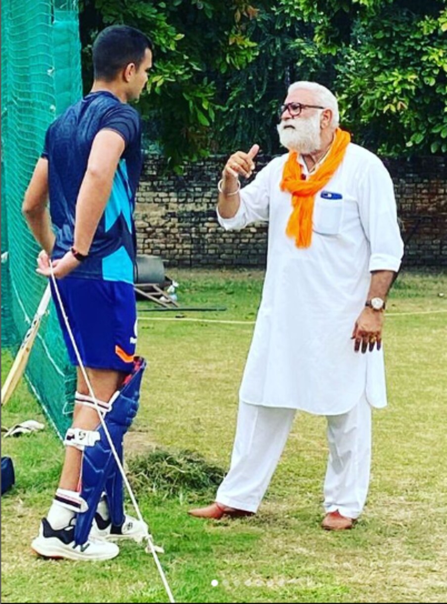  मनन वोहरा आईपीएल में पंजाब किंग्स की ओर से 55 मैच खेल चुके हैं. फर्स्ट क्लास में वोहरा का रिकॉर्ड और भी बेहतर है. वोहरा महज 8 साल की उम्र से ही योगराज सिंह से ट्रेनिंग ले रहे हैं. एक बार ट्रेनिंग सेशन के दौरान वोहरा को चोट लगी तो उनके चेहरे से खून बहने लगा. वोहरा तो रोने लगे तो योगराज ने उन्हें एक थप्पड़ जड़ दिया और कहा कि जाकर पट्टी कराके दोबारा बैटिंग करने उतरो.