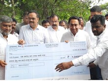 छिंदवाड़ा में निगम आयुक्त ने कमलनाथ के साथ गरीबों को बांटे चेक, हुआ तबादला