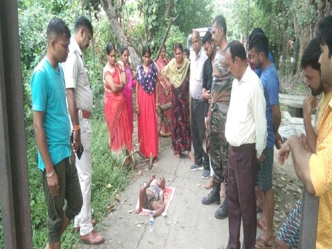 बिहार के दानापुर में चार साल के बीमार बच्चे को मां-बाप सड़क किनारे फेंक गए.
