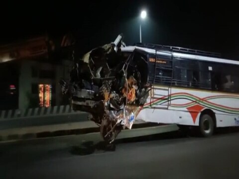 बिहार के हाजीपुर में हादसे का शिकार हुई मजदूरों से भरी बस 