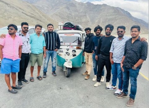 चारों दोस्त ऑटो से करे भारत का भ्रमण