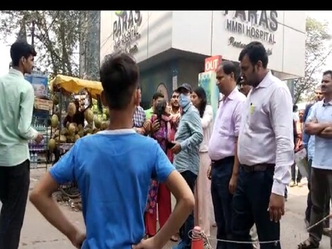 पटना में दिनदहाड़े मुखिया पति की हत्या के बाद जमा भीड़