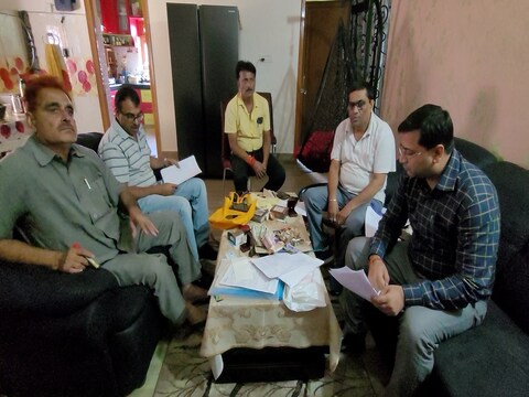 पटना में जूनियर इंजीनियर के ठिकानों पर छापेमारी करती विजिलेंस की टीम