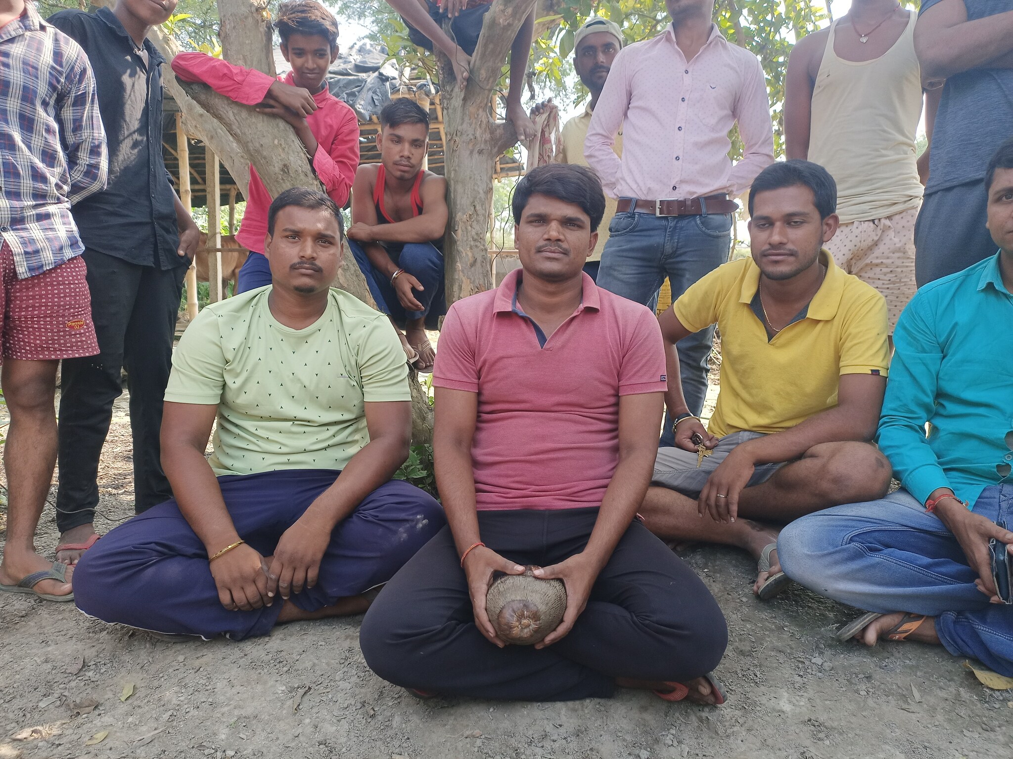 अद्भुत! दांत हैं या लोहा, 20 सेकंड में पूरा नारियल छील देता है ये युवक -  coconut peeling with teeth when a finger cut – News18 हिंदी